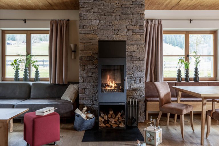 A bedroom in the Family Chalet Godei