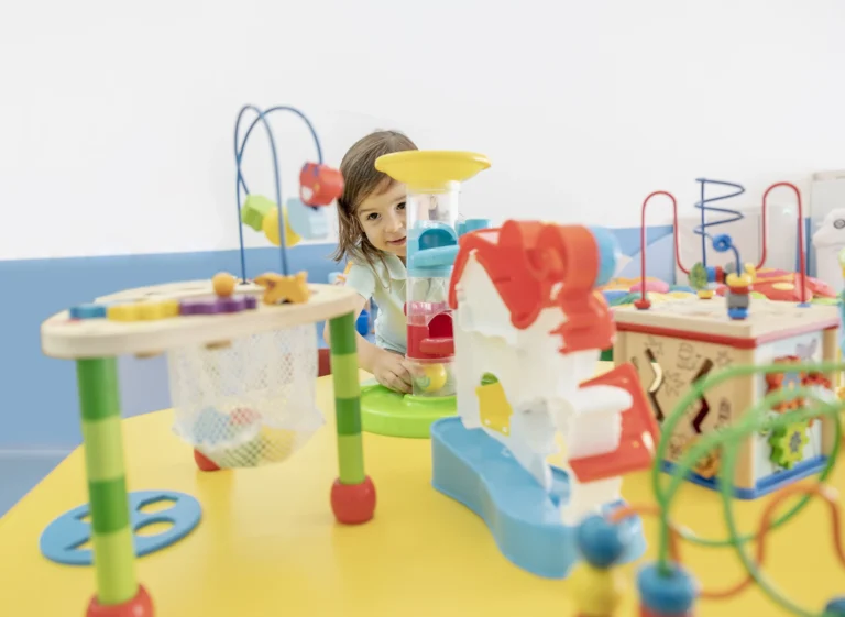 Kleinkind spielt an einer Motorikstation in Natalie's Crèche