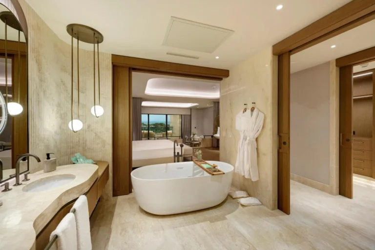 Freestanding bathtub with sea view at Regnum The Crown