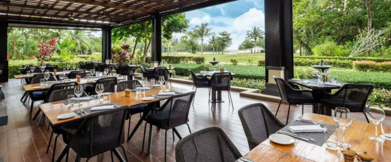 Restaurant dining scene at Shangri-La Rasa Ria with fresh seafood and sea backdrop