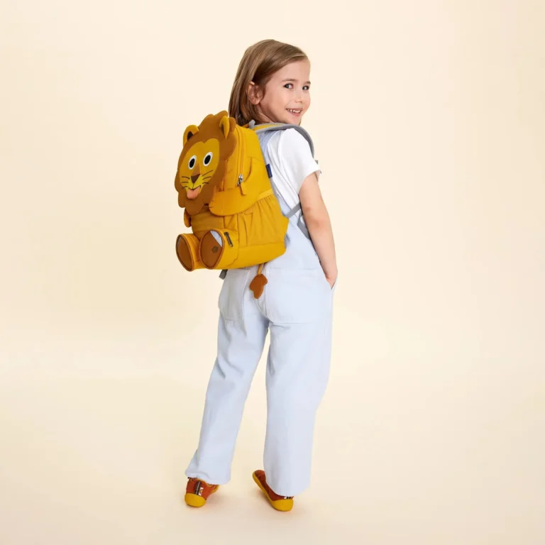Child wearing the Affenzahn Großer Freund lion backpack — lifestyle shot