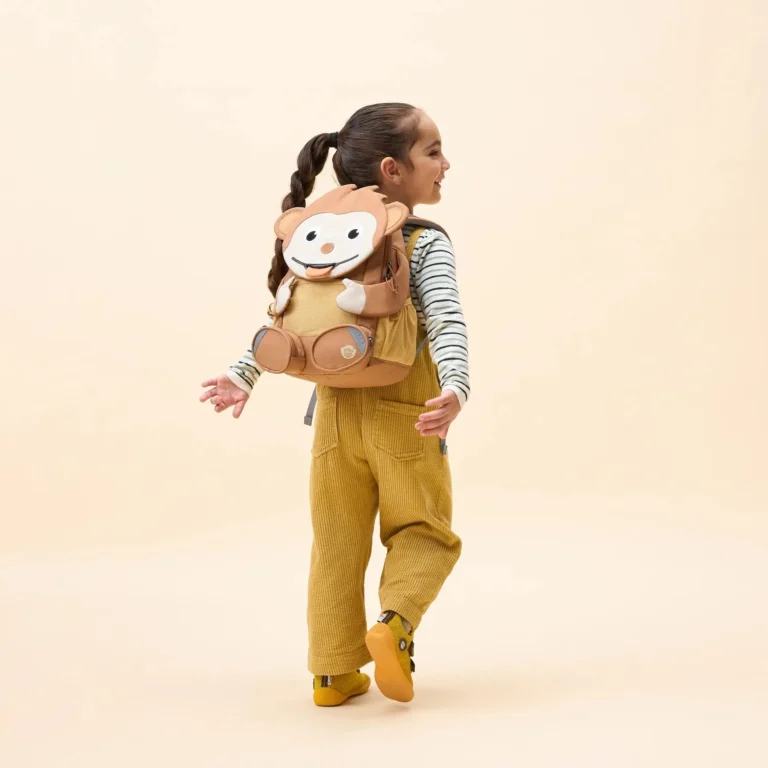 Child wearing the Affenzahn Großer Freund monkey backpack