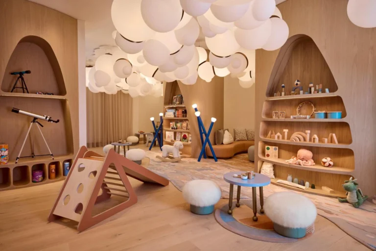 Kids Club mit Spielgeräten, Teleskop und Kinderbibliothek