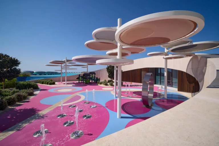 Kinder-Splashpad mit Wasserfontänen und Spielplatz