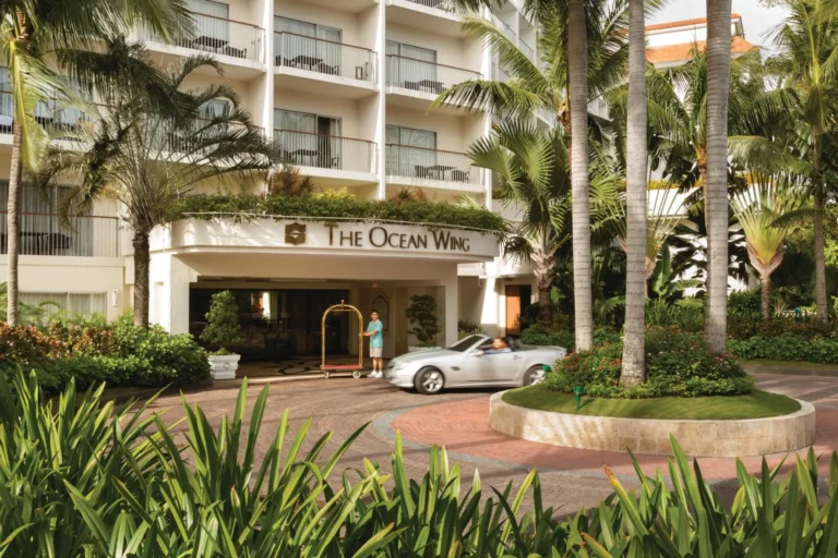 The Ocean Wing porte-cochère entrance at Shangri-La Mactan, Cebu