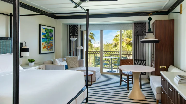 Garden-view king guest room